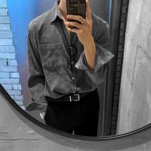 The new corduroy shirt in spring is a simple coat with a basic style