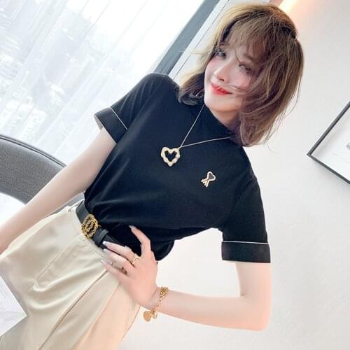 Form-fitting love-heart badge contracted the new round collar T-shirt summer