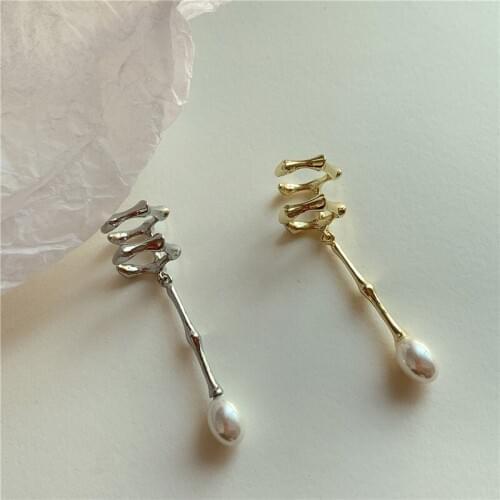 WTLTC Punk Stylish Metal Long Pearl Clip Earrings for Women Statement Ear Cuff Earrings Single Piece No Piercing Earrings