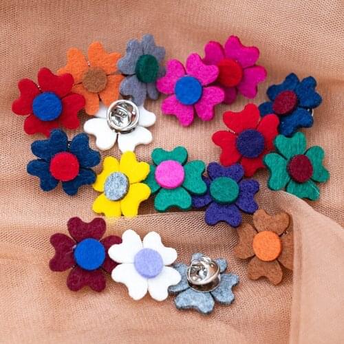 Fashion Felt Fabric Four Leaf Clover Brooch Multicolor Flower Collar Scarf Lapel Pin Men Women Decorative Corsage Gift Badge