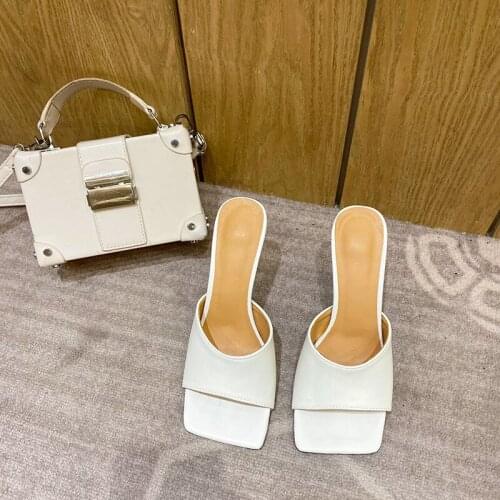 2020 womens shoe runway blogger created the same simple, versatile, high-heeled slippers and trendy, square-toed sandals
