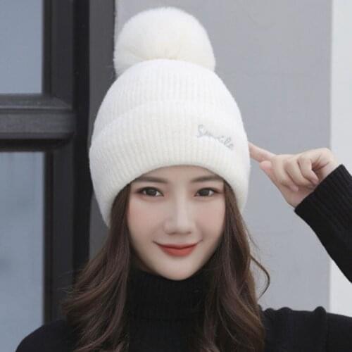 2020 Hot Winter Womens Hat Thickend And Warm Knitted Beanie Solid Wool With Letters Smile Cap Big Pompoms Designer Bonnets