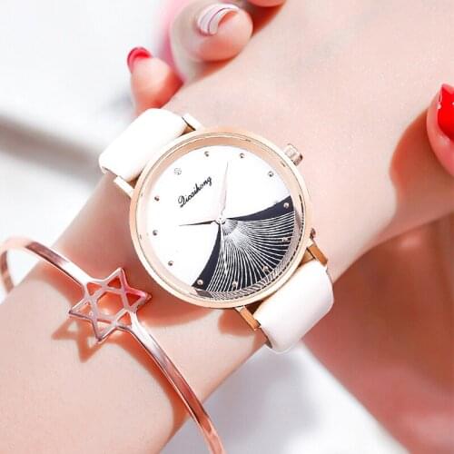 Top fashion starry sky watch ladies luxury leather strap quartz watch golden ladies watch ladies creative starry casual clock