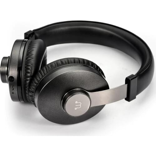 Leagginal Closed-back Headphones