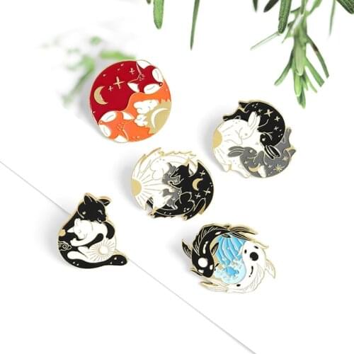 Animal Cat Pins Black And White Yin Yang Moon And Star Hugging Cat Sleeping Kitty Brooch Jewelry Magic Lapel Pins