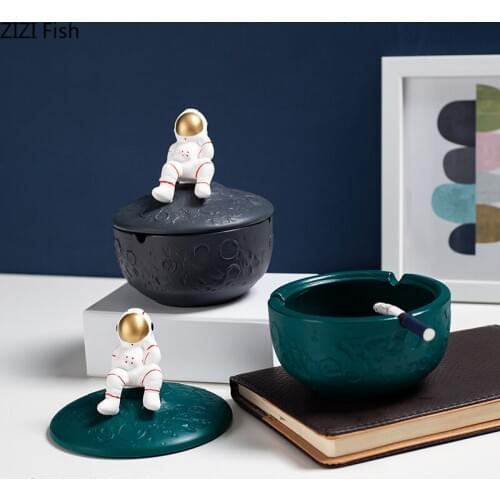 Creative Astronaut Ashtray with Lid Windproof and Fly Ash Large Capacity Ashtray Home Living Room Decoration Gift for Boyfriend