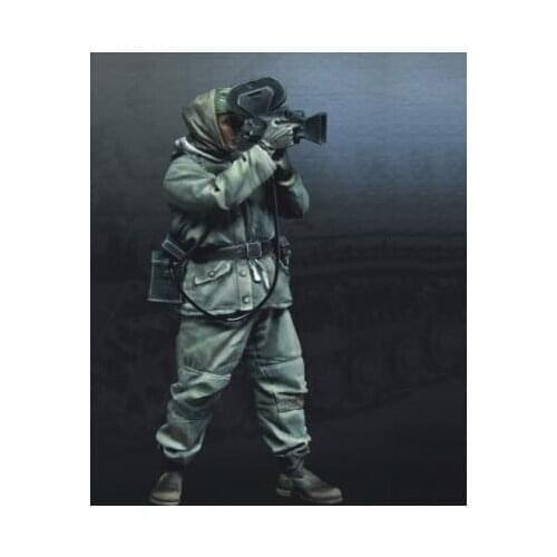 1/35 Resin Model Building Kit Figure Take a photo