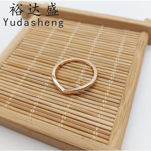Rose Gold Polished Wishbone Ring (Simple embellishment creates a neat shape, making all kinds of show a touch of pink light)