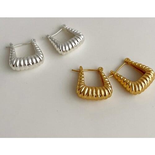 TARCLIY Geometric Croissant Texture U-Shaped Ear Buckle Simple Metal Thread Huggie Earrings Women Hoops Fashion Jewelry 2021 New