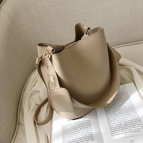 Luxury PU Casual Wide Strap Buckets 2021 Designer Women Shoulder Bag Crossbody Large Capacity Messenger Bags Simply Purses