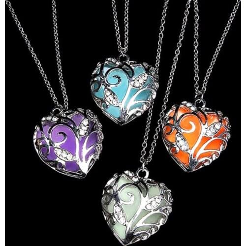 Glow In The Dark Necklace Women Favor Necklace Hollow Glowing Heart-shaped Necklace Luminous Pendant Christmas For Girl
