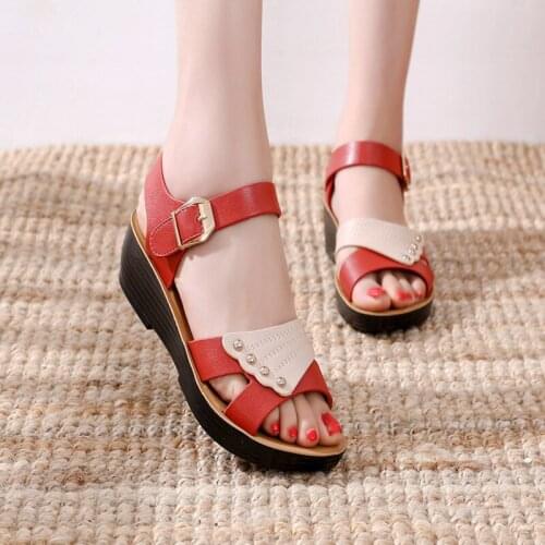 2021 Summer Mother shoes flat sandals women aged leather Soft bottom mixed colors fashion sandals comfortable old shoes