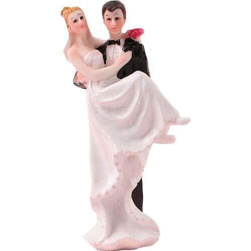 Groom embraces the bride Cake Doll Resin Decoration Valentines Day Gift Cake Top Decoration wedding gift toy