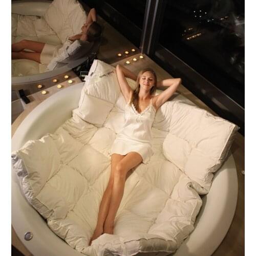 90% white goose down filling, 5cm and 10cm thickness Comfortable and warm mattress,Three colors Enjoyment of five star hotels