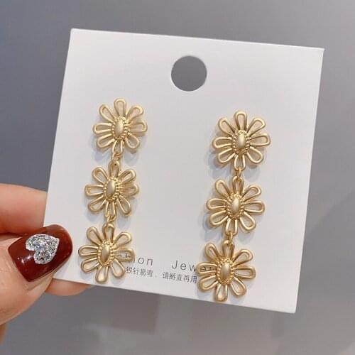 Zeojrlly Metal Trendy Geometric Women Dangle Earrings Korean Daisy Earring Fresh Flower Earrings Female Simple Jewelry
