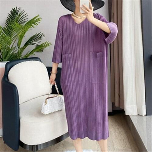 Womens Miyake Pleated Dress Loose Large Size Fat mmV Neck Five-point Sleeve Middle Sleeve 2021 Spring/Summer New Dress women