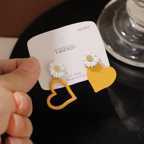 Floral Stud Earrings Yellow Love Heart Daisy Earrings for Women Girl Summer Fshion Jewelry Ins Style Girls Gifts