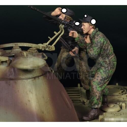 2 resin soldiers 1:35