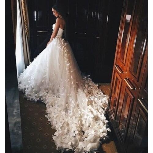 Gorgeous Long Trail Wedding Dresses 3D Butterfly Appliques Strapless A Line Princess Vintage Bridal Gowns Vestido De Noiva