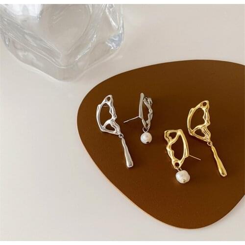 Asymmetric Metal Hollow Out Pearl Earrings European American Style Hip-hop Punk Retro Earrings Women Jewelry Gift Accessories