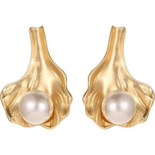 2020 new fashion Geometric Leaf Shell Pearl Stud Earrings for Women Charm Statement Gold Color Simple Elegant Wedding Jewelry