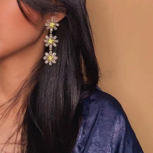 New Tide Alloy Rhinestone Cute Daisy Earrings Long Fashion Temperament Earrings Outstanding Party Accessory for Girls ET1390