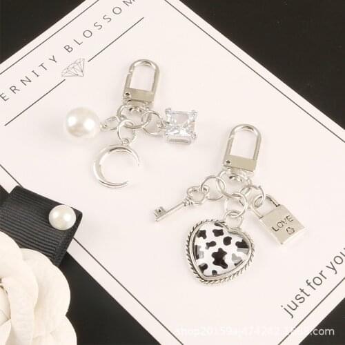 2PCS New Peach Heart Pearl KeyChain Simple Personality Key Chain Metal Bag Pendant Cute Car Keys Decoration Accessories Gift
