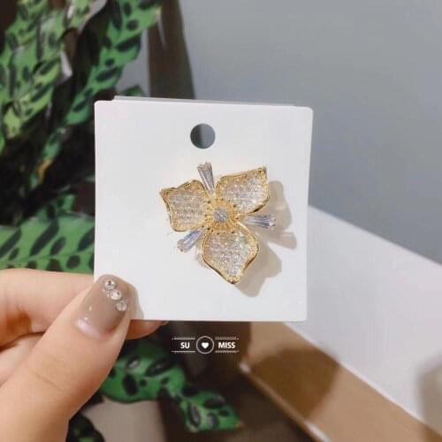 Free Shipping Delicate Flower Shape Brooch CZ Zircon Crystal Brooches For Women Girls Collar Clips Scarf Buckle Badge