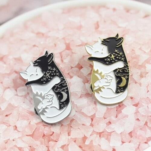 Un paio di simpatici gatti bianchi e neri si stringono l'un l'altro dormendo spilla stelle luna vestire romantiche manda amante