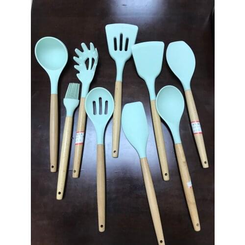 Special equipment for kitchen baking: high temperature resistant and non-stick frying pan set with silicone wooden handle