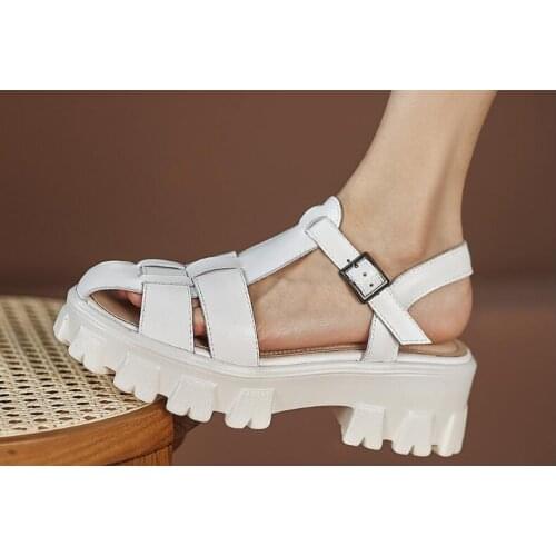 New Arrival Girls White Black Patent Leather Cuts Out Round Toe Platform Sandals Woman 6 CM Chunky Heels Rome Buckle Sandals