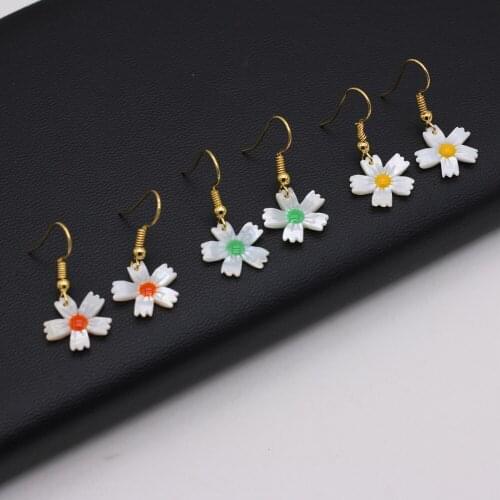 Hot Sale Natural Seawater Shell Earrings Mother Of Pearl Shell Flower For Elegant Women Love Romantic Gift Size 15 X 15 MM
