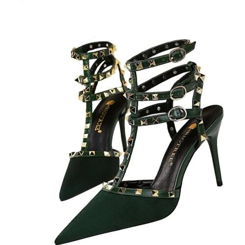 Узкие каблуки европы и США, заостренные замшевые наконечники, узкие металлические заклепки в сандалии