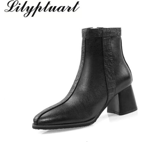 2019 autumn and winter new fashion trend short boots wild leather stitching rubber thick with pointed booties women