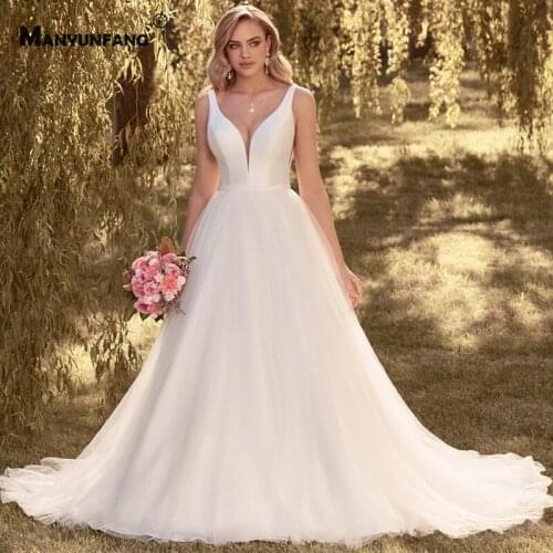 High-End Sweetheart Neck Sleeveless Chapel Train Bridal Ball Gown 2021 New Arrival Button Back Shiny Wedding Dress for Women
