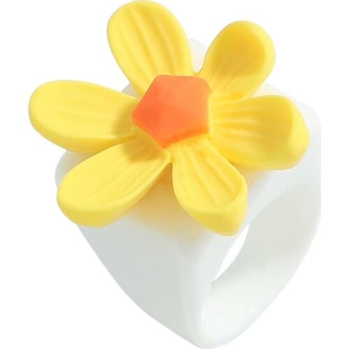 Best Lady Fashion Cute Flower Daisy Rings for Women Boho Luxury Plant Acrylic Engagement Rings Finger Jewelry Gift Ins Wholesale