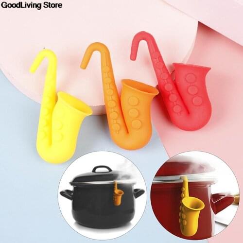 1pc Silicone Anti Overflow Holder Lifting Lid Up for Pot Soup Saxophone Shape Home reusable Cooking tools