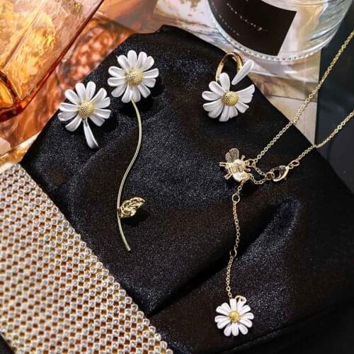 2020 Fashion Costume Jewelry New Korean Gold Chain Enamel Daisy Flowers Pendant Necklace Charm Long Necklaces For Women Gilrs