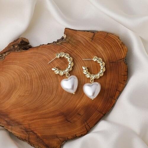 Temperament White Heart Shaped Simulated Pearl Earrings for Women Gold Color Twsited Metal Heart Drop Earrings Vintage Jewelry