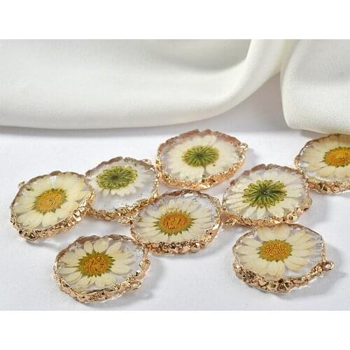 DIY jewelry Irregular package Phnom Penh small daisy disc transparent resin pendant jewelry material 2pcs