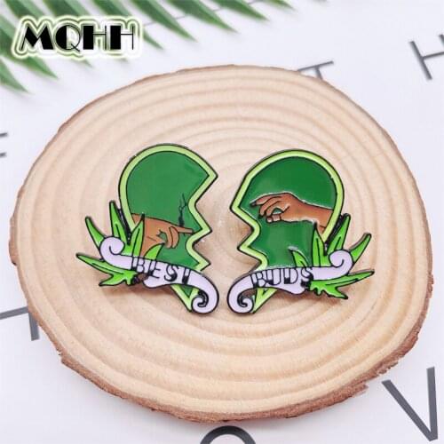 Creative Punk Green Two-handed Love Suit Enamel Pins Marine Creature Octopus Alloy Brooch Badge Clothes Accessories Jewelry Gift