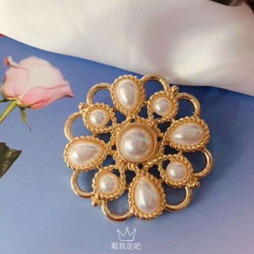 Palace complex antique vintage brooch delicate temperament contracted golden pectoral flower small sweet wind pin
