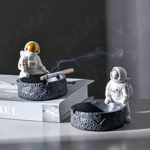 Astronaut Resin Ashtray Living Room Smoking Tray Office Desktop Creativity Gifts for Boyfriend Home Decoration Ornaments