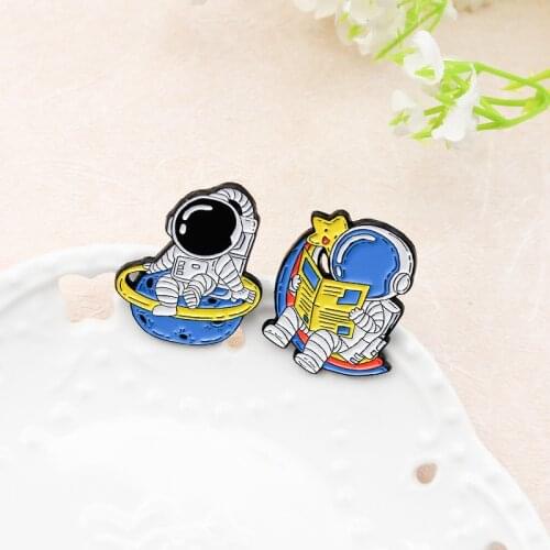 Astronaut Reading a Newspaper Brooch Creative Astronaut Brooch Cartoon Fashion Astronaut Brooch Nice Pilot Planet Gifts For Kids