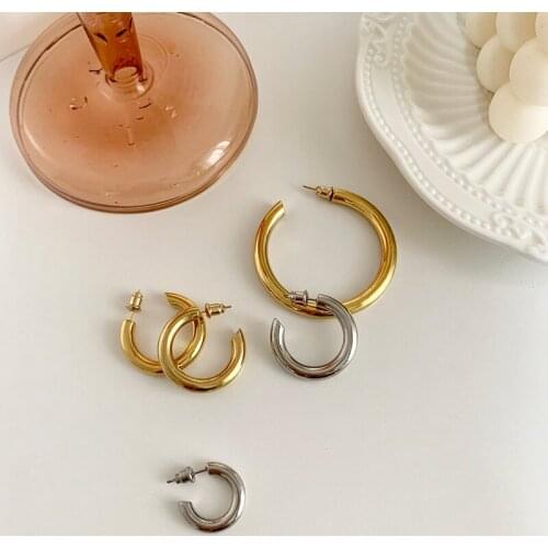 Net celebrity with retro temperament personality European and American wild glossy circle earrings earrings do not fade