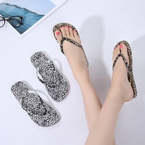 Korean-Style Flip-flops Womens Flat Non-Slip Split Toe Womens Slippers Leopard Print Casual Beach Shoes Women Slippers