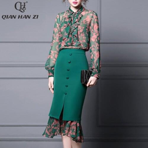 Qian Han Zi designer fashion 2-piece set Women print ruffled Retro shirt+green Splicing chiffon button High Split Slim skirt Set
