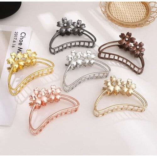 Women Metal Flowers Hair Claws Fashion Geometric Vintage Elegant Hollow Ladies Hairgrip Female Girls Headwear Hair Accessories