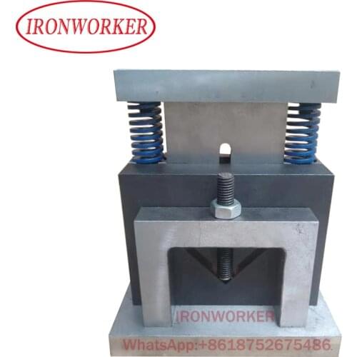 Angle bar cutting mold suitable for punching machine