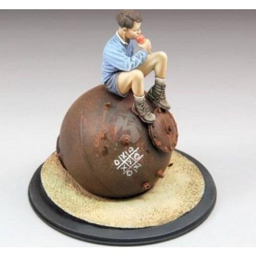 1/35 Resin Model Building Kit Figure the Boy sitting on naval